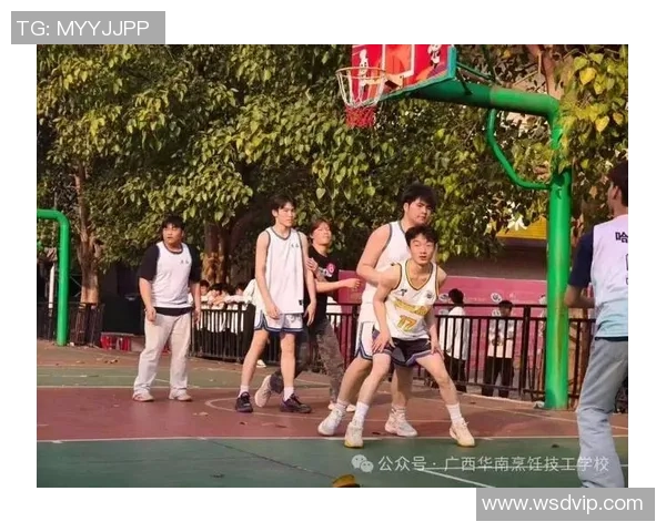 在篮球场上挥洒汗水的青春岁月与梦想追逐的精彩瞬间