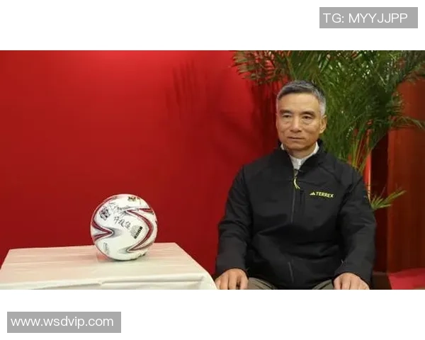 在绿茵场上追梦的声音足球解说员的热血人生与情感故事